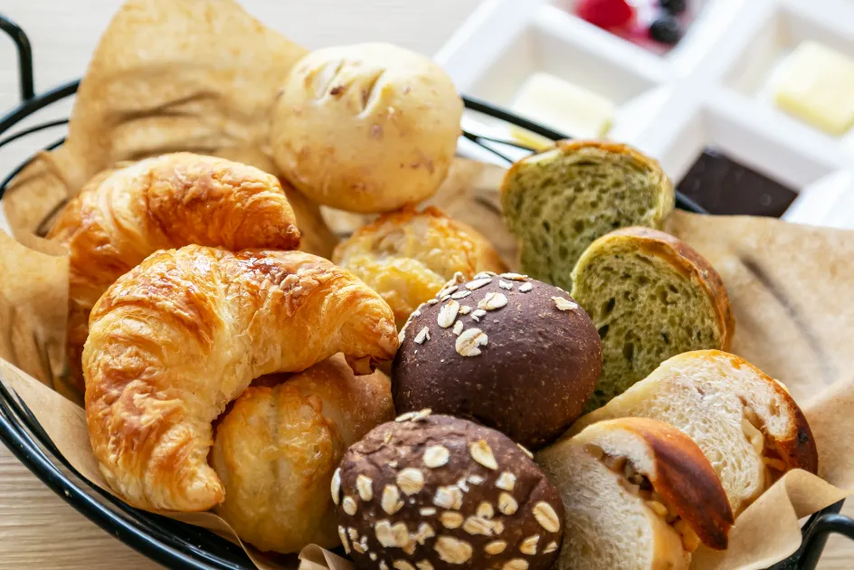 様々な種類のパンがプレートに置かれている写真