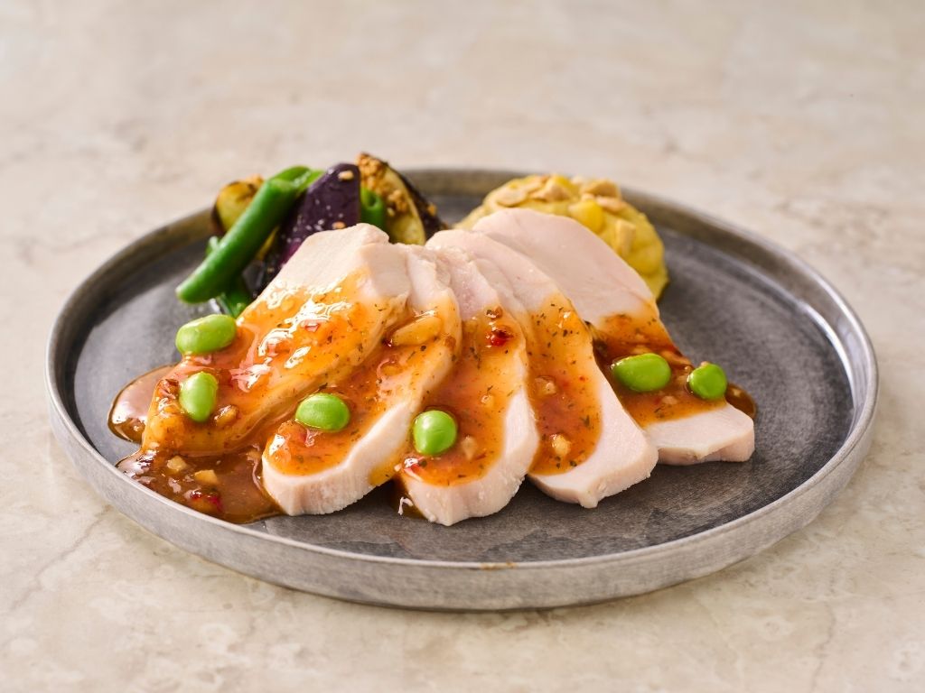 枝豆と特製甘辛ダレのアジアン風蒸し鶏